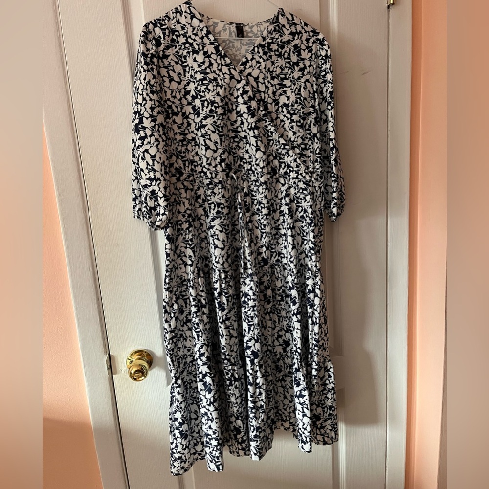 Selling ZOYA dress, mini tightening belt, 3/4 length sleeves, button at neck